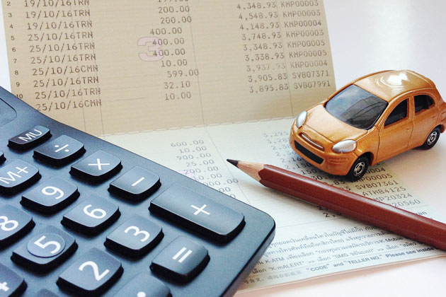 foto aproximada de calculadora, nota fiscal, lápis e miniatura de carro